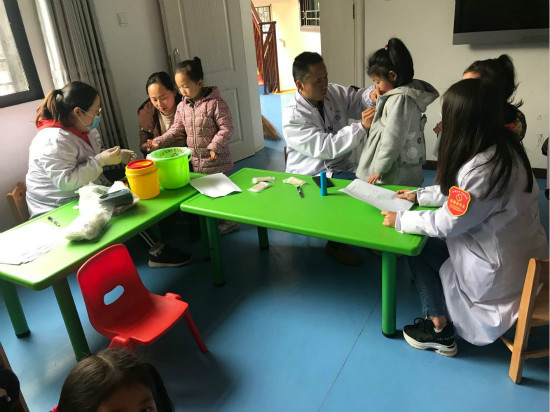 武陵源区天子山街道社区卫生服务中心为儿童进行健康体检