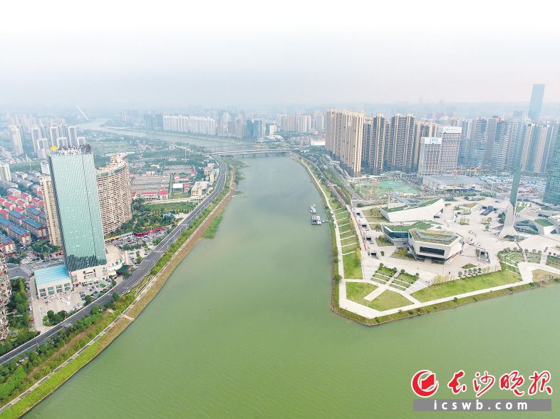 　　九曲浏阳河最终在北辰三角洲以一股清流汇入湘江，两岸城市繁荣，河清、岸绿、景美。 开福区发改局 供图