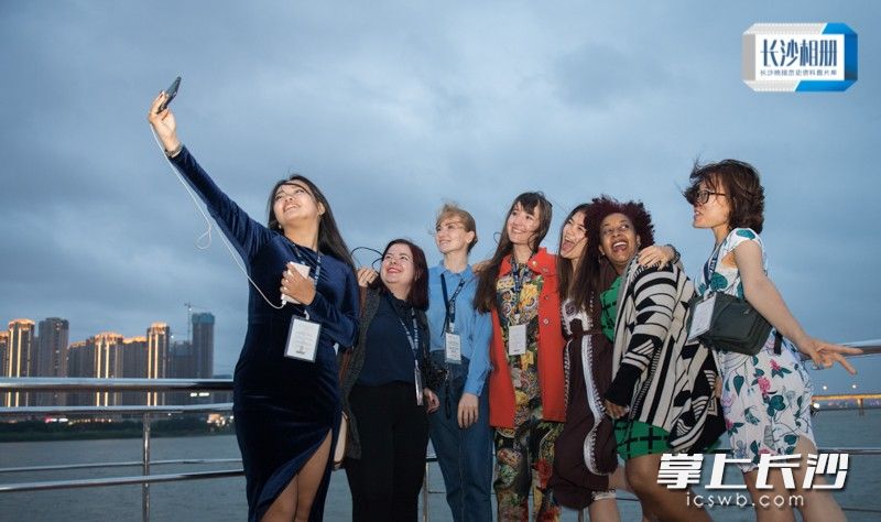 2018年5月22日晚，汉娜（Hannah Getachew）和朋友们共赴“湘江之夜”，在长沙一江两岸美丽的夜色中合影留念。