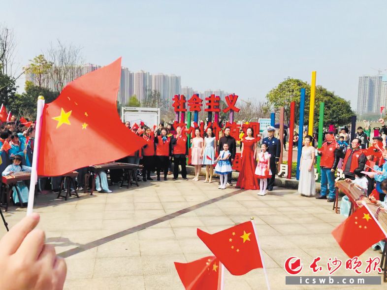 　　↑前不久，开福区在浏阳河畔“好人公园”举行保护母亲河环保公益快闪活动，歌唱家和志愿者们用歌声唤起大家的环保生态意识，齐心协力保护浏阳河。                           李卓 摄