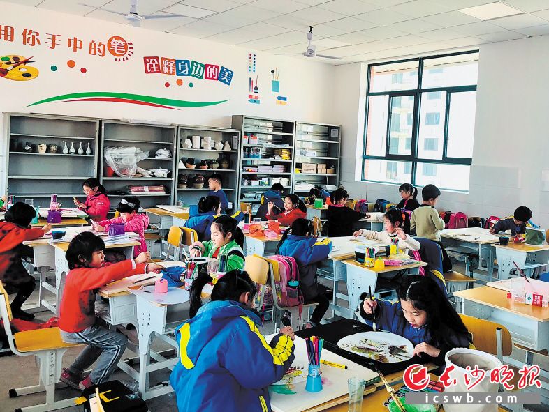 ↑天心区红卫小学的孩子们正在课后水粉画班作画。学校供图
