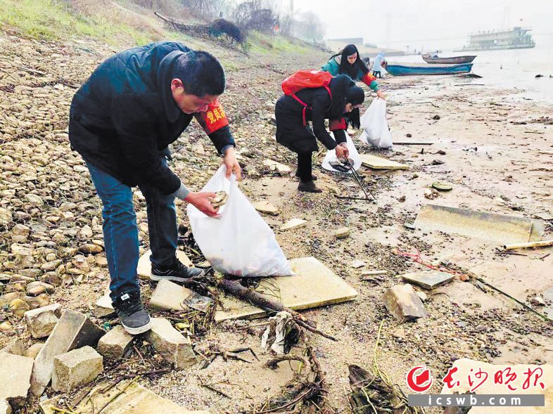 　　→民间河长带领志愿者捡拾浏阳河沿岸垃圾，保护母亲河已成城北居民生活常态。                           李卓 摄
