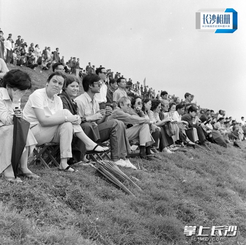 1983年6月15日，罗马尼亚、英国、法国等国的青年朋友来到浏阳河东屯渡桥头，观看端午节的龙舟赛。