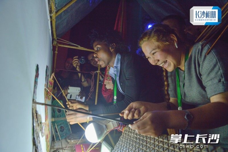 2014年10月17日，外国友人看长沙活动中，来自60多个国家的外国友人赏湘绣、品湘菜、观皮影、学剪纸，感受湖湘文化的内涵与魅力。