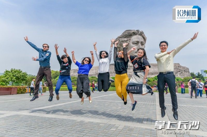 2017年4月17日，参加“一带一路”青年创意与遗产论坛的青年代表在橘子洲头参观。