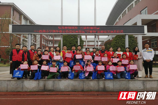 活动合影.jpg 活动合影.jpg