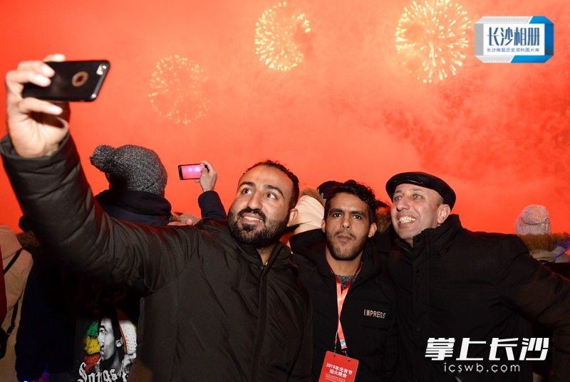 2019年2月19日，一场“长沙，你的诗和远方”的焰火晚会在橘子洲举行，100位在长沙工作生活的国外友人登上游轮观赏焰火。