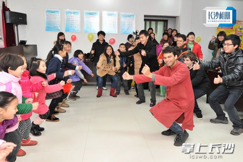 2012年1月18日，来自波兰、印度、印度尼西亚等5个国家的学生志愿者来到长沙白沙湾社区进行公益服务。