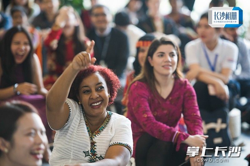 2018年5 月21日，汉娜（Hannah Getachew）在2018长沙媒体艺术节暨“一带一路”青年创意与遗产论坛青年联谊会上参与互动游戏。