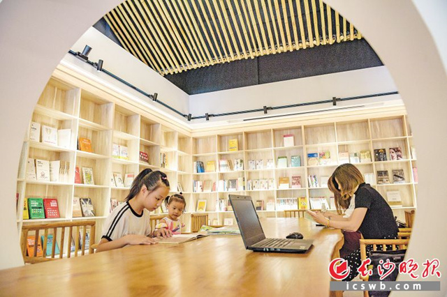 精品小书店，为社区“书虫”提供阅读空间。长沙晚报全媒体记者 陈飞摄