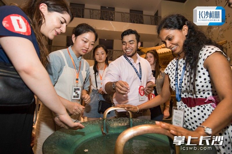 2018年5月22日下午，在长沙极具代表性的媒体艺术空间P8社区，《声音对话》小型音乐会中，一些看上去稀奇古怪却能发声的东西，吸引各国青年代表体验。