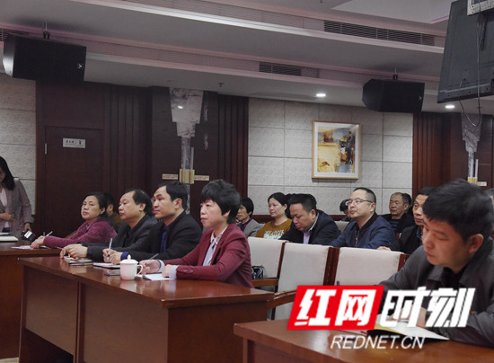 永定街道办事处开展"天门夜话"—两会精神进社区活动