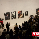 他是王家卫御用剧照摄影师 在谢子龙影像艺术馆展示艺术“越轨”