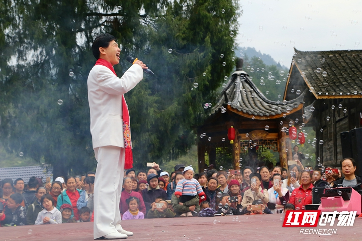 张家界：天门飞歌合唱团送艺术下乡 《我和我的祖国》唱响永顺县灵溪镇大井村油菜花节