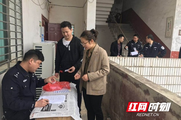 陈家坊派出所联合镇禁毒办开展国际公职人员毒品尿样检测