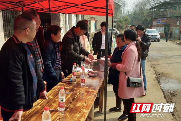 邵阳县：扶贫捐赠献爱心 助困解忧显真情
