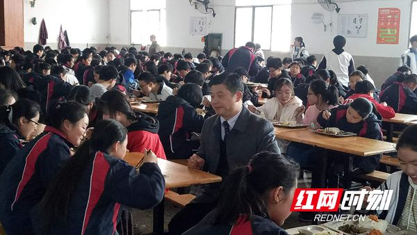 新邵:师生“三同"集中陪餐制 筑牢校园食品安全堤