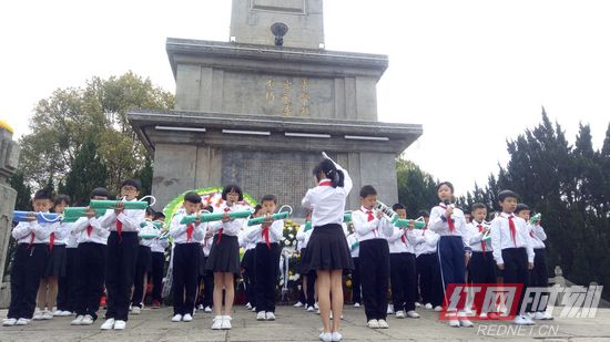 张家界金海实验学校师生祭奠革命先烈