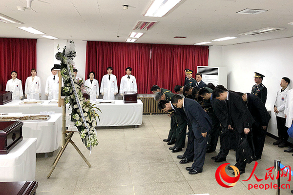 中方代表在现场举行了简短而庄重的悼念活动。李美玉摄