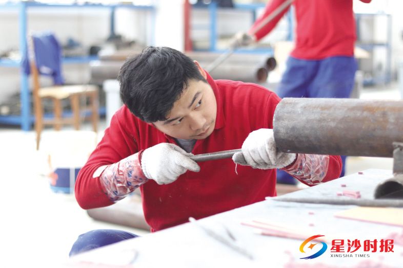 精城特瓷生产车间里,聋哑员工正在专注于眼前的安装工作。 蒋云侠 摄