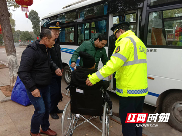 帮助残疾人乘车.jpg