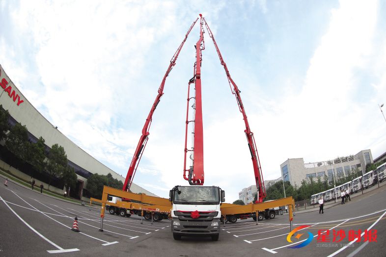 在三一厂区内,随时随处都可以见到三一的各类产品。图为三一重工的三台泵车摆出“指向蓝天”的造型。 蒋炼 摄