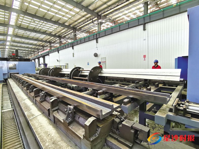 　　通过自动化翻转设备，可360度锯切、矫正钢原材料。