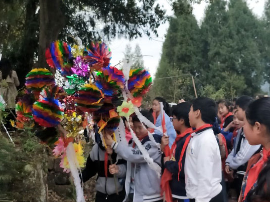 桑植县芙蓉桥小学：“缅怀革命先烈，争做时代新人”清明节扫墓活动