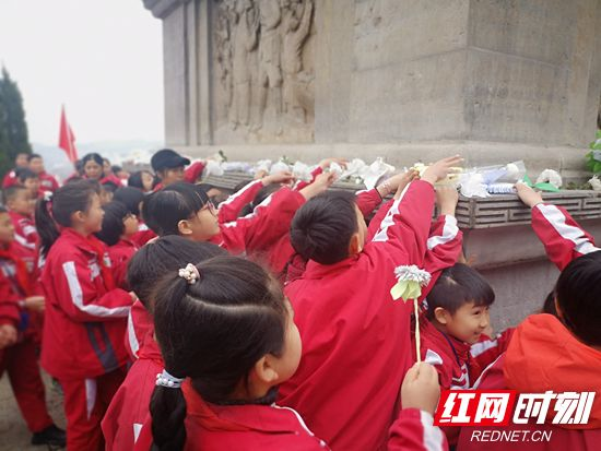 张家界敦谊小学清明节扫墓