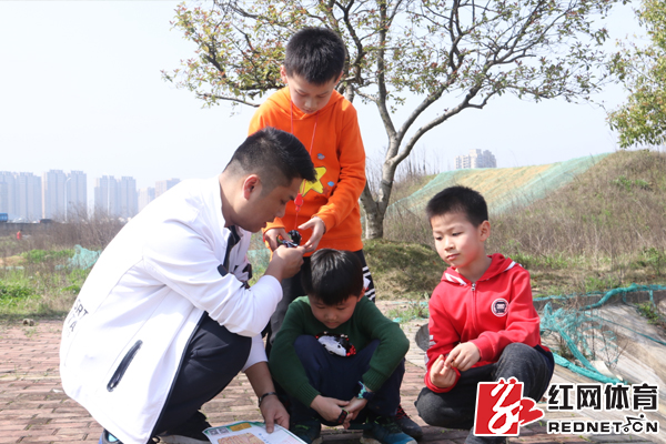 红网时刻4月1日讯（记者 向群 实习生 李甜 赵鸿睿） 3月30日、31日，由湖南康派斯体育推出的定向越野322-325期周末常规定向活动及定向训练班的定向活动，在长沙市福元路大桥西滨江公园顺利结束。在周末两天“极端天气”下，绝大多数运动员们都愉快地完成了这次颇具挑战性的丘陵定向活动。本文供图/康派斯