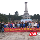 清明祭扫 小学生烈士公园体验“红色”魅力