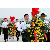 武冈：团市委组织青少年祭扫烈士陵园缅怀先烈