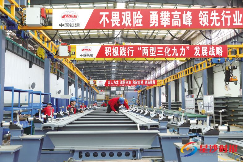 　　轨排柔性装配平台采用伺服电机控制定位，能适应不同曲率半径轨排装配。相比传统生产方式，该生产线可降低工人70%的劳动强度，每年可生产磁浮轨排80公里。