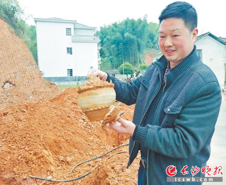 徐先生挖出的这个陶器是宋代魂瓶,具有重要文物考古价值。 长沙晚报通讯员 李小雷 摄