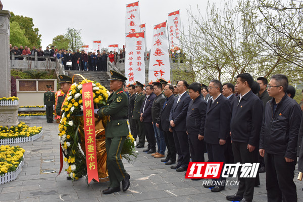 向陈树湘烈士墓敬献花篮。.jpg