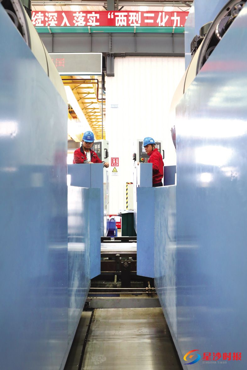 　　采用动梁式双龙门同时削切，保证钢轨钻铣加工精准。