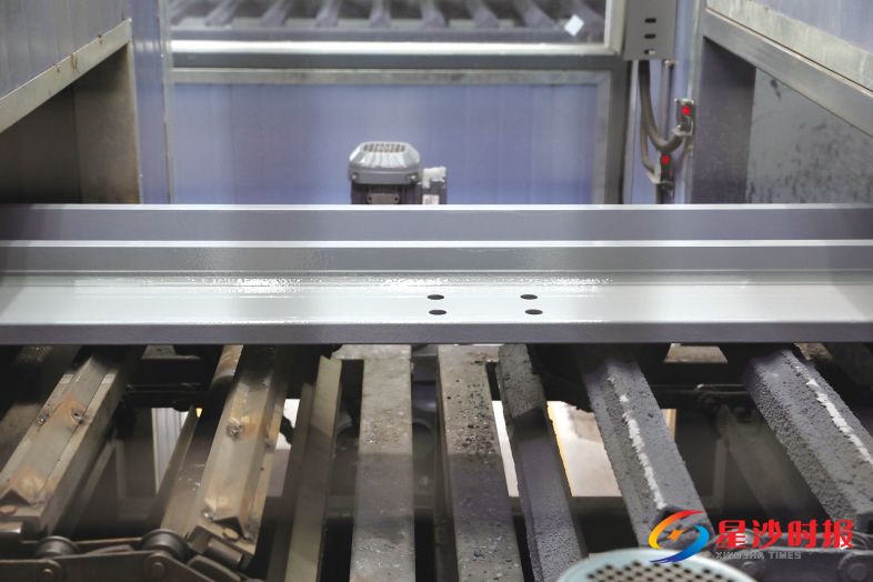 　　通过蒸汽除油、自动调漆、自动喷涂、读码喷码等涂装加工流程，保证1榀/小时轨排结构件涂装生产能力。