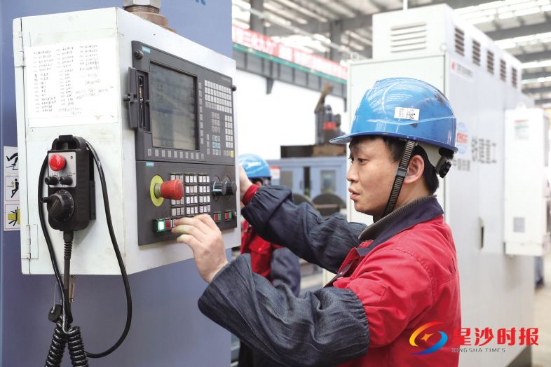 　　通过技术工人的精密设置，锯切、矫正后的钢原材料要求锯切精度±1毫米，矫正后平面度和直线度≤3毫米。