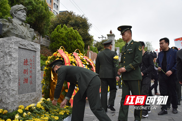 参加祭奠人员依次敬献鲜花。.jpg