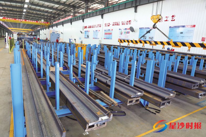 　　每一根轨排净重就达到1.8吨，需要经过多道程序才可以从钢原材料成为磁悬浮轨排。