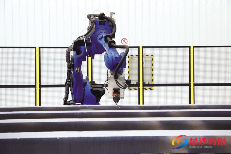 　　运用机器手，对钢原材料进行数控定梁龙门磁极面铣削加工，保证每个面都能达到既定要求。