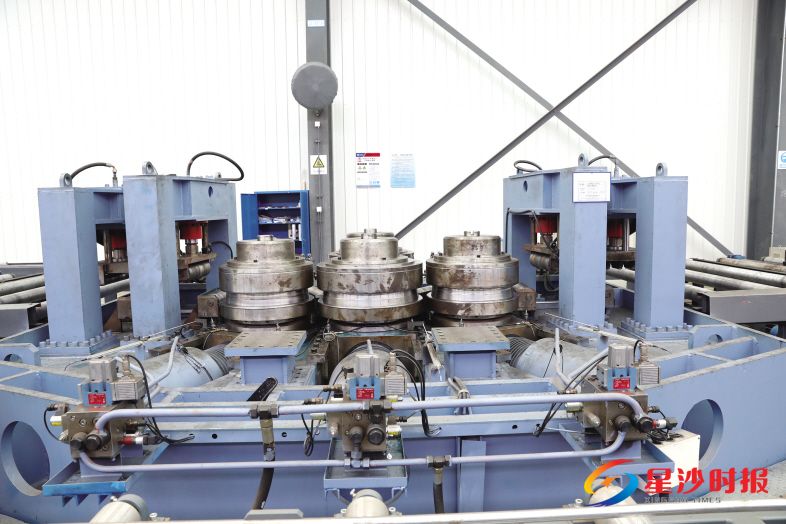 　　对于需要弯曲的磁悬浮轨，通过数控卧式矫正弯曲设备，可进行弯曲变形，达到所需要的半径。