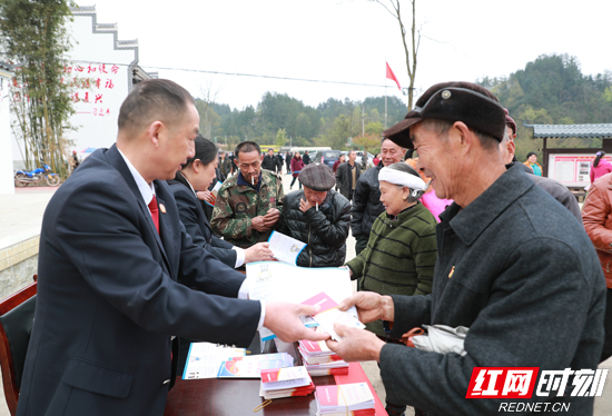 【扫黑除恶】张家界市中院深入扶贫村开展扫黑除恶专题宣传