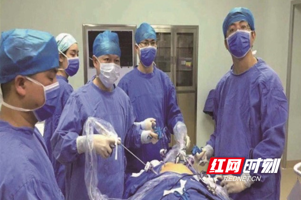 邵阳首例全腔镜下胃癌根治术联合经自然腔道取标本
