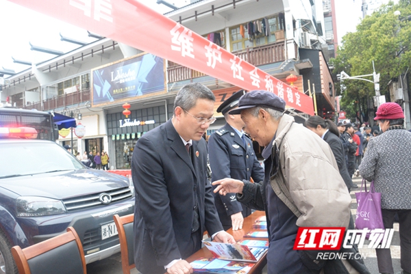 湖南麻阳检察长深入街道宣传扫黑除恶专项斗争