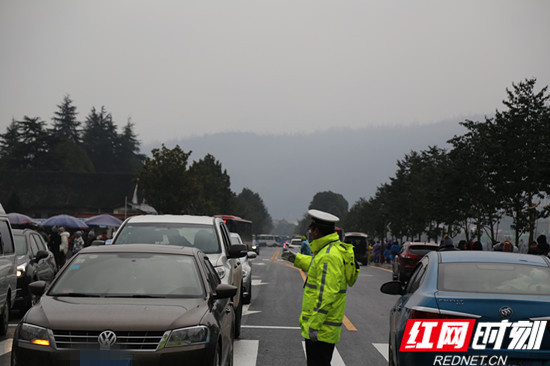 【交警直通车】武陵源交警开展清明期间交通安保工作