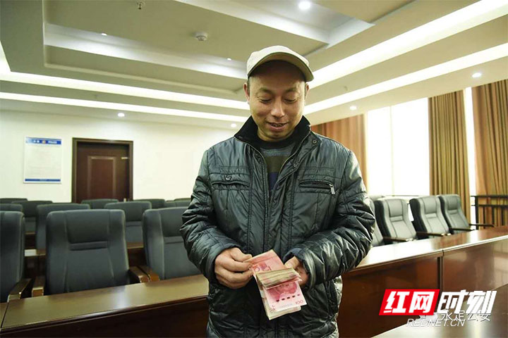 【警视窗】张家界市永定公安为民工兄弟追回工资8万余元