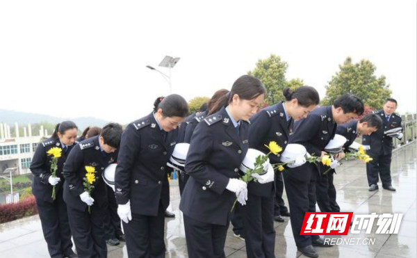 邵阳交警祭先烈 执勤路上建新功