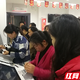 工行温度|工行怀化新晃支行“挑灯夜战”为农民工办卡