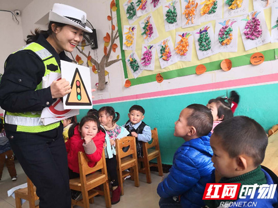 武陵源交警深入中小学校开展春季交通安全宣传